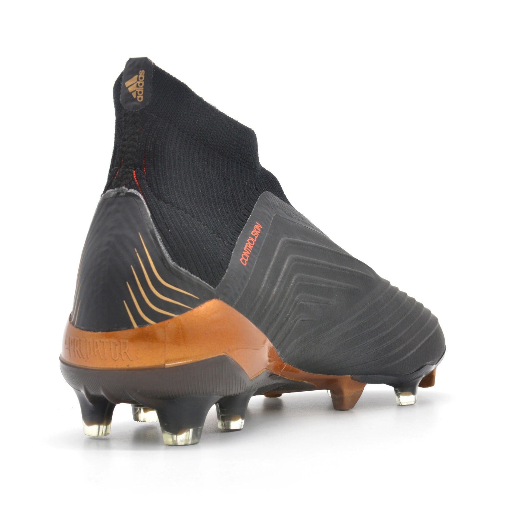 Predator 18+ FG/AG Caçador do Céu - Preto/Branco
